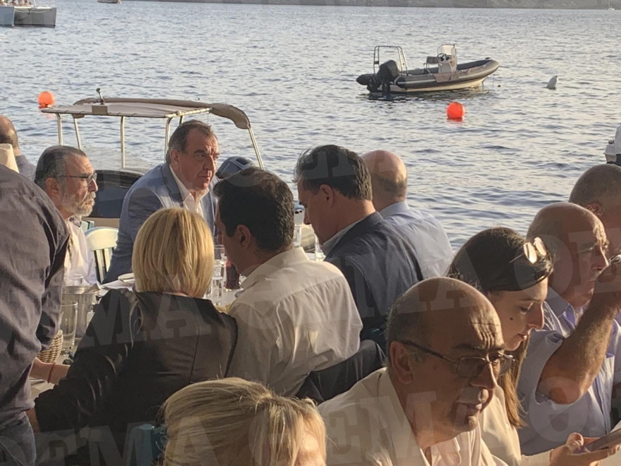 «Μαγεμένοι» από τη Σαντορίνη ο υπουργός Επενδύσεων και πανίσχυροι επιχειρηματίες της Σαουδικής Αραβίας  που ήρθαν για μπίζνες στην Ελλάδα