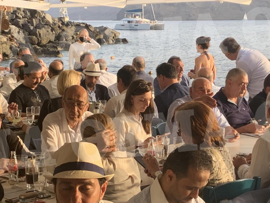 «Μαγεμένοι» από τη Σαντορίνη ο υπουργός Επενδύσεων και πανίσχυροι επιχειρηματίες της Σαουδικής Αραβίας  που ήρθαν για μπίζνες στην Ελλάδα