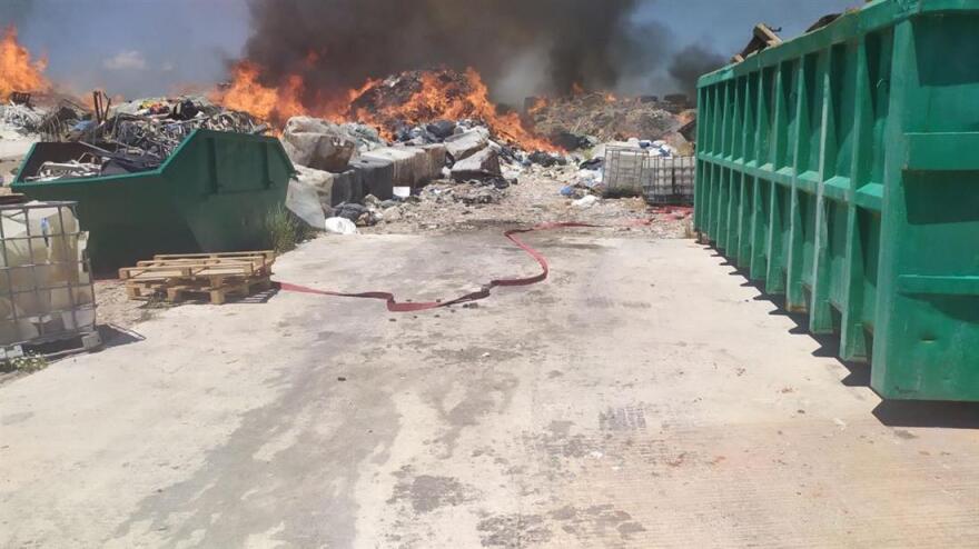 Λάρισα: Φωτιά ξέσπασε σε χώρο ανακύκλωσης - Δείτε φωτογραφίες