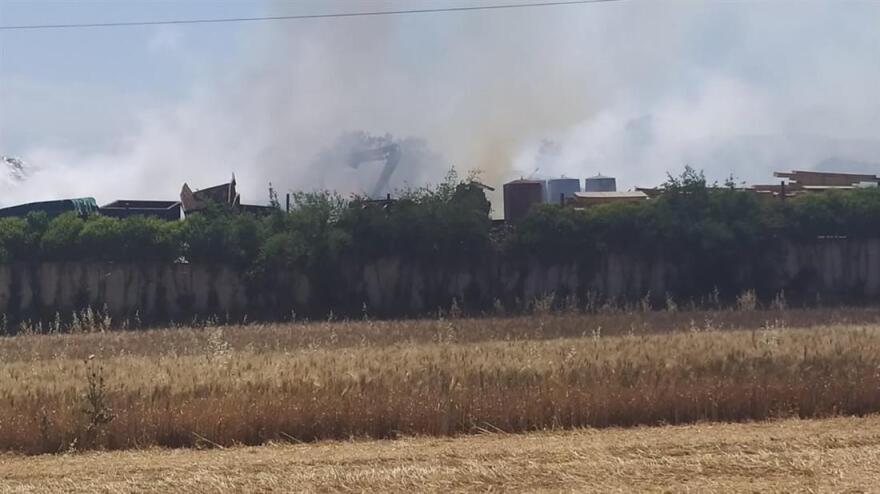 Λάρισα: Φωτιά ξέσπασε σε χώρο ανακύκλωσης - Δείτε φωτογραφίες