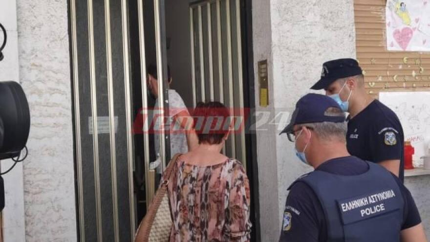 Θάνατος τριών παιδιών στην Πάτρα: Σφραγίστηκε το διαμέρισμα της σπιτονοικοκυράς του Μάνου και της Ρούλας (βίντεο)