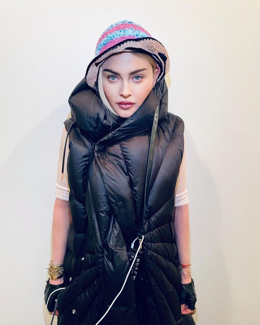 Μαντόνα: Ο 16χρονος γιος της εμφανίστηκε με κόκκινο μάξι φόρεμα!