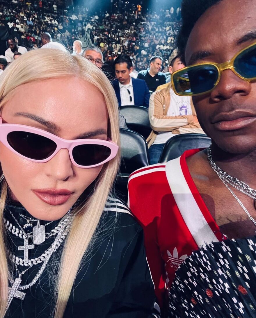 Μαντόνα: Ο 16χρονος γιος της εμφανίστηκε με κόκκινο μάξι φόρεμα!