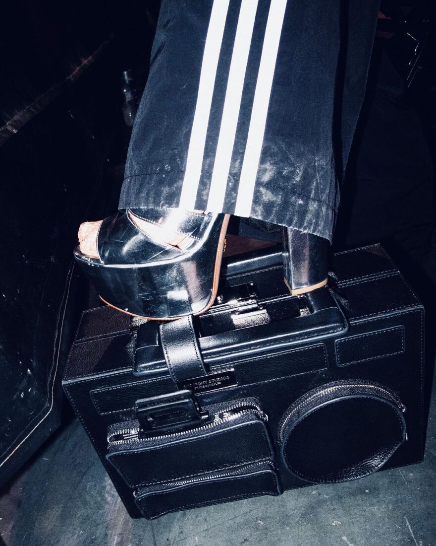 Μαντόνα: Ο 16χρονος γιος της εμφανίστηκε με κόκκινο μάξι φόρεμα!