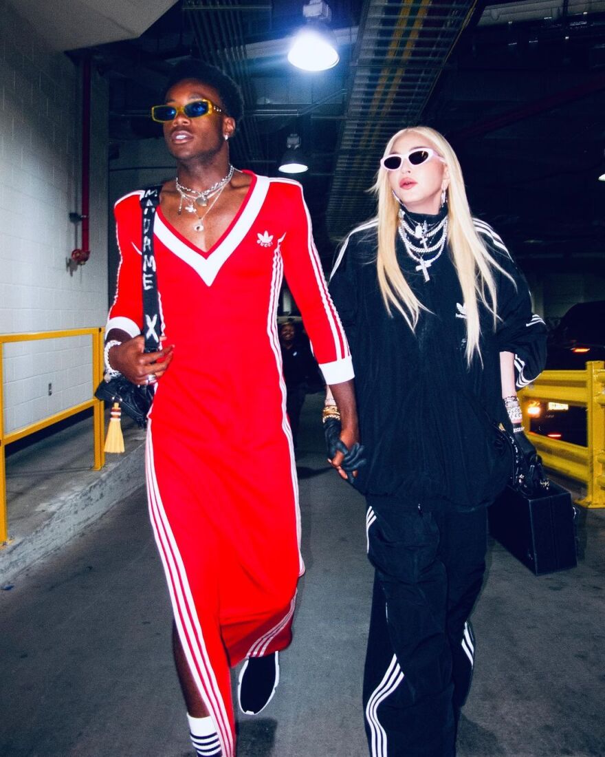 Μαντόνα: Ο 16χρονος γιος της εμφανίστηκε με κόκκινο μάξι φόρεμα!