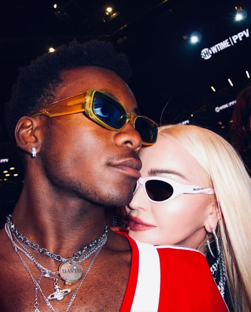 Μαντόνα: Ο 16χρονος γιος της εμφανίστηκε με κόκκινο μάξι φόρεμα!