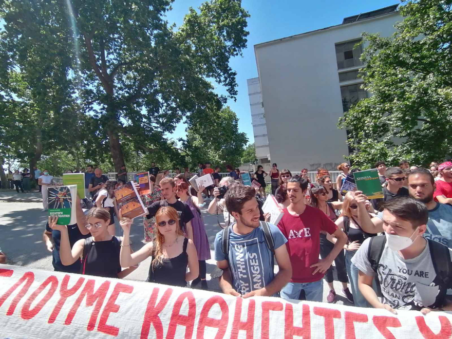 ΑΠΘ: Νέα διαμαρτυρία φοιτητών μπροστά από τα ΜΑΤ - Ζητούν την αποχώρηση της αστυνομίας