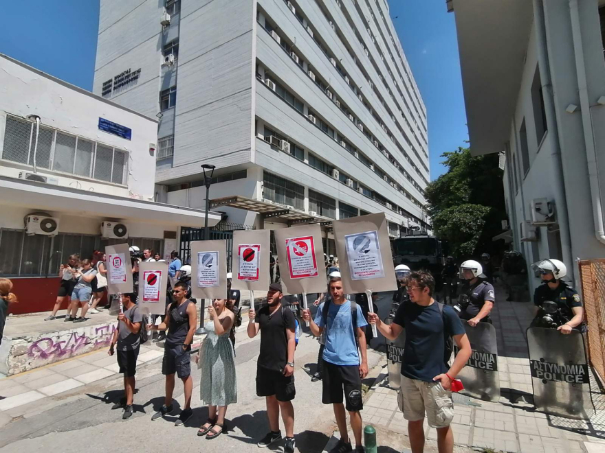 ΑΠΘ: Νέα διαμαρτυρία φοιτητών μπροστά από τα ΜΑΤ - Ζητούν την αποχώρηση της αστυνομίας