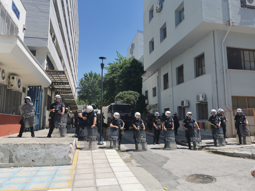 ΑΠΘ: Νέα διαμαρτυρία φοιτητών μπροστά από τα ΜΑΤ - Ζητούν την αποχώρηση της αστυνομίας