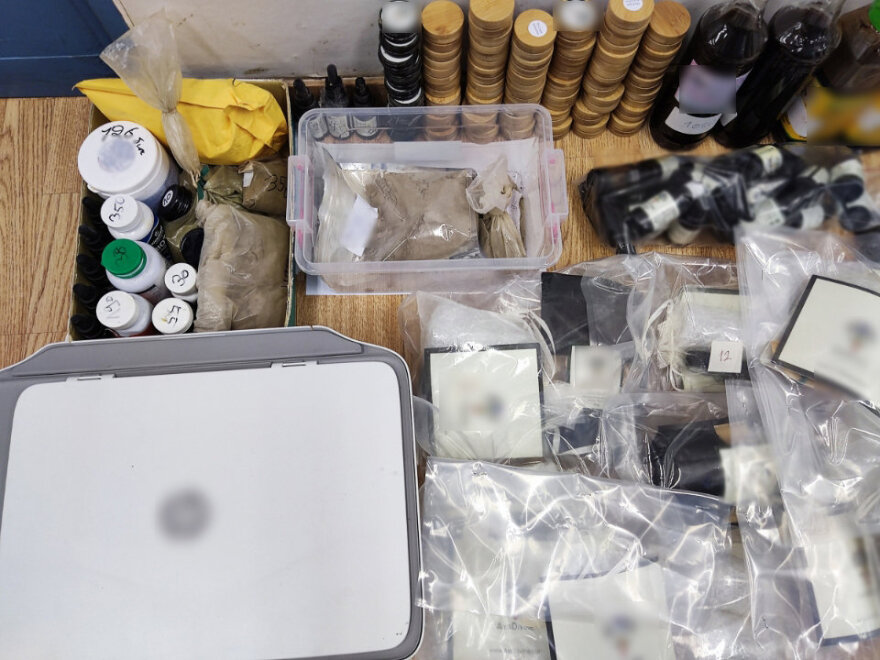 «Ελ. Βενιζέλος»: Συνελήφθη 28χρονη Βραζιλιάνα με εργαστήριο παραγωγής παραισθησιογόνων - Τα πουλούσε σε όλο τον κόσμο