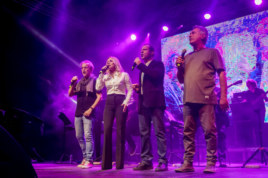 Συναυλία στη Νέα Σμύρνη οργάνωσαν το ΚΚΕ και η οικογένεια του Δημήτρη Μητροπάνου - Δείτε φωτογραφίες