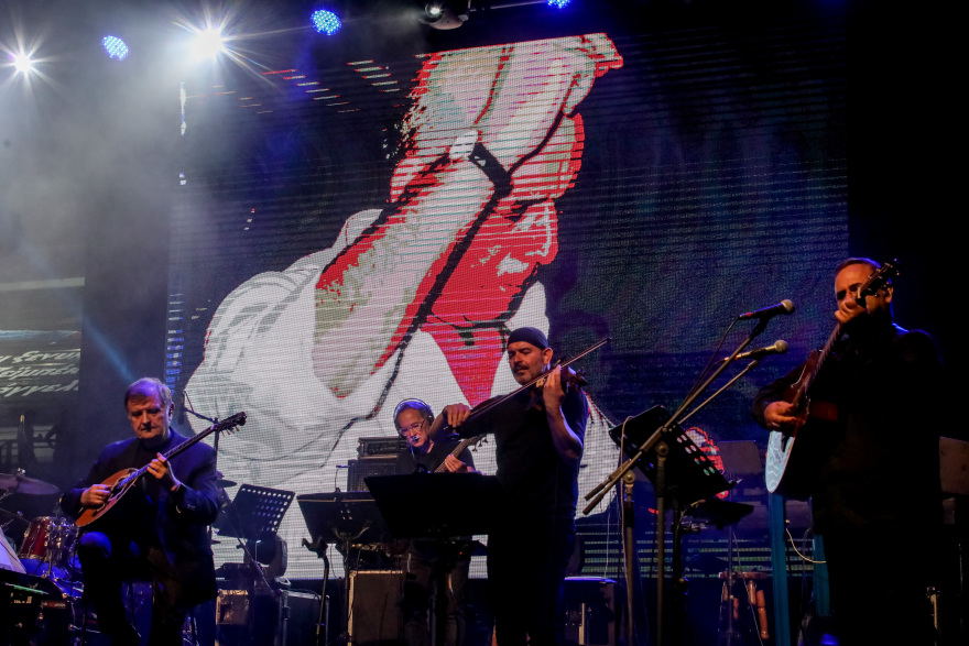 Συναυλία στη Νέα Σμύρνη οργάνωσαν το ΚΚΕ και η οικογένεια του Δημήτρη Μητροπάνου - Δείτε φωτογραφίες