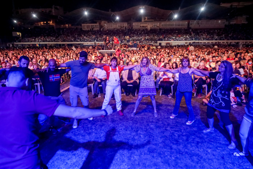 Συναυλία στη Νέα Σμύρνη οργάνωσαν το ΚΚΕ και η οικογένεια του Δημήτρη Μητροπάνου - Δείτε φωτογραφίες