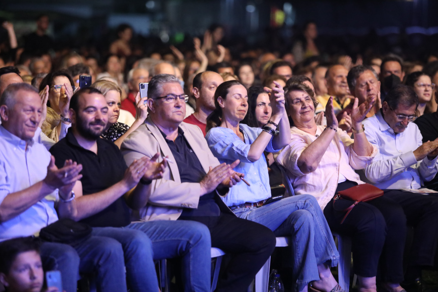 Συναυλία στη Νέα Σμύρνη οργάνωσαν το ΚΚΕ και η οικογένεια του Δημήτρη Μητροπάνου - Δείτε φωτογραφίες
