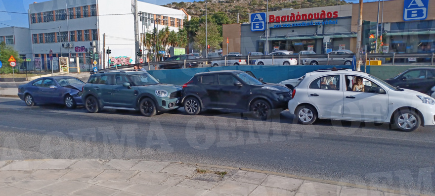 Λεωφόρος Βάρης: Καραμπόλα τεσσάρων αυτοκινήτων - Ουρά πέντε χιλιομέτρων