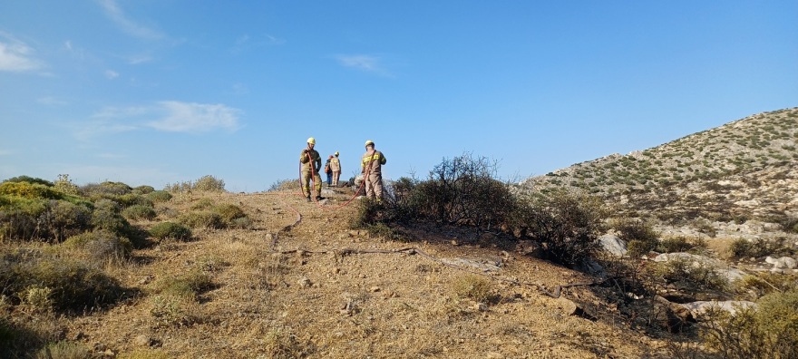 Σε ύφεση η φωτιά στην Κερατέα - Καίει από το μεσημέρι δασική έκταση 