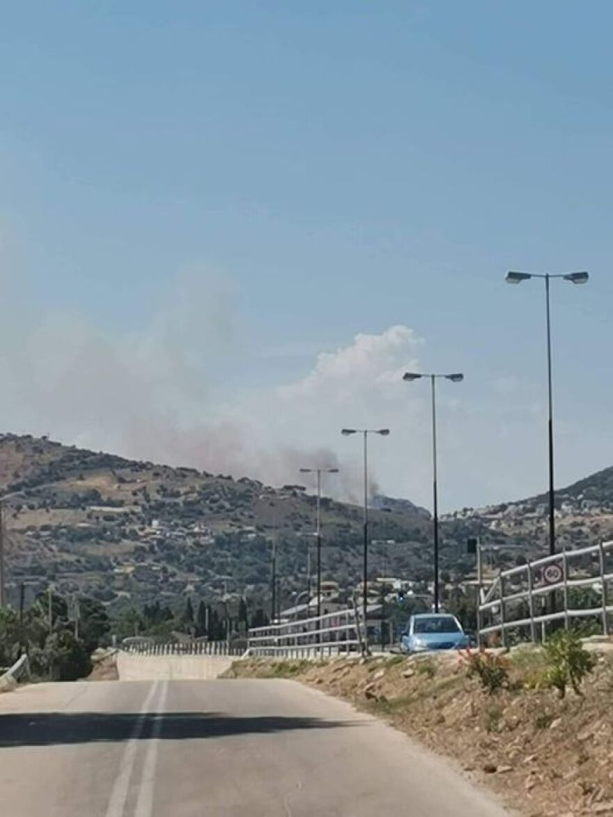 Σε ύφεση η φωτιά στην Κερατέα - Καίει από το μεσημέρι δασική έκταση 