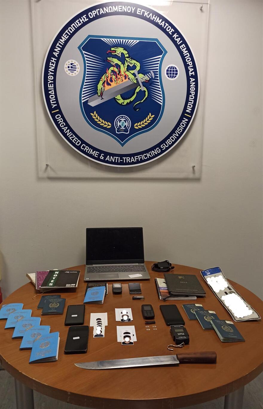 ΕΛ.ΑΣ.: Χειροπέδες σε δύο αλλοδαπούς που διακινούσαν παράνομα ταξιδιωτικά έγγραφα στο κέντρο της Αθήνας