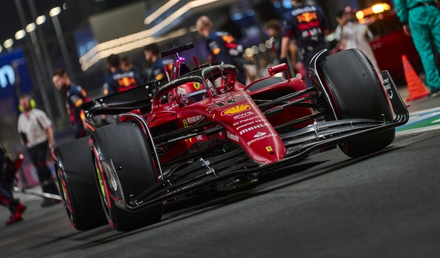 Formula 1: O Χάμιλτον στηρίζει τον Λεκλέρ στη μάχη του τίτλου: «Είμαι οπαδός της Ferrari»