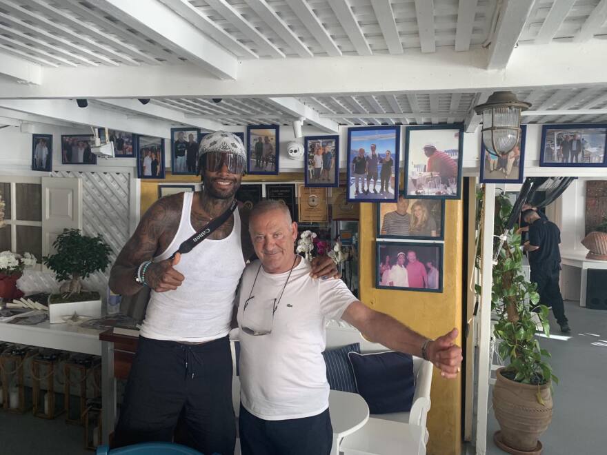 Τζέιμς Τζόνσον: Στην Σαντορίνη ο σταρ του NBA