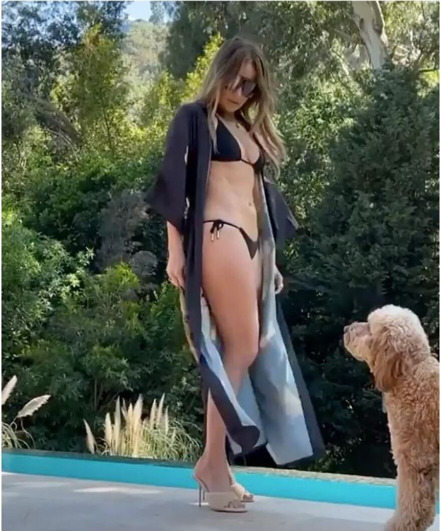 H Τζένιφερ Λόπεζ με μαύρο μπικίνι μας δείχνει το τέλειο κορμί της - Βίντεο και φωτογραφίες