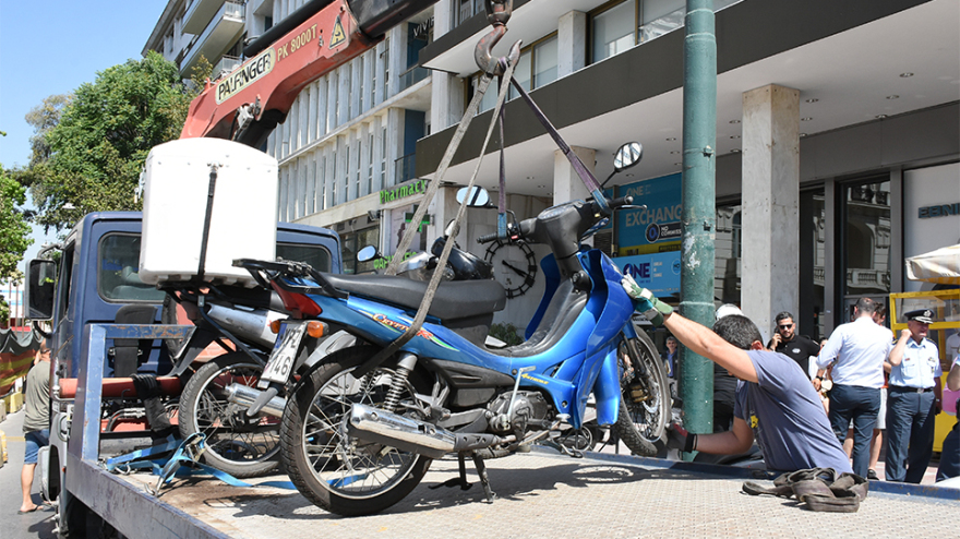 Δήμος Αθηναίων: Μεγάλη επιχείρηση στο κέντρο - Γερανός «σηκώνει» τα παράνομα σταθμευμένα μηχανάκια