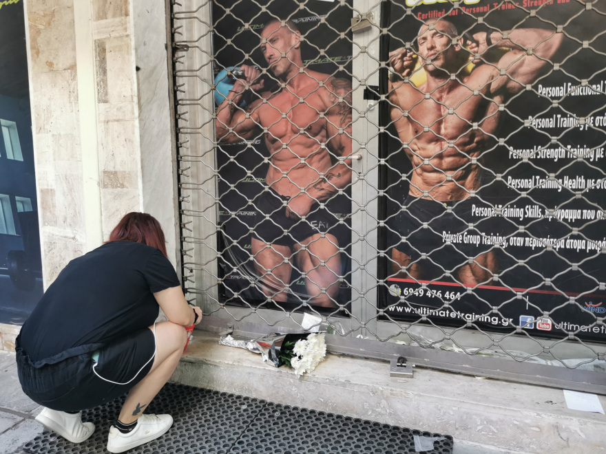 Θεσσαλονίκη: Λουλούδια και κεριά στο γυμναστήριο που αυτοκτόνησε ο 50χρονος - Η τελευταία ανάρτηση και η γυναίκα «αράχνη»
