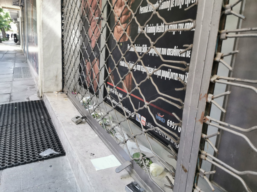 Θεσσαλονίκη: Λουλούδια και κεριά στο γυμναστήριο που αυτοκτόνησε ο 50χρονος - Η τελευταία ανάρτηση και η γυναίκα «αράχνη»