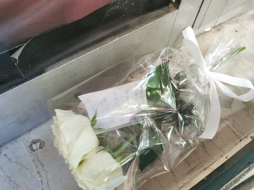 Θεσσαλονίκη: Λουλούδια και κεριά στο γυμναστήριο που αυτοκτόνησε ο 50χρονος - Η τελευταία ανάρτηση και η γυναίκα «αράχνη»