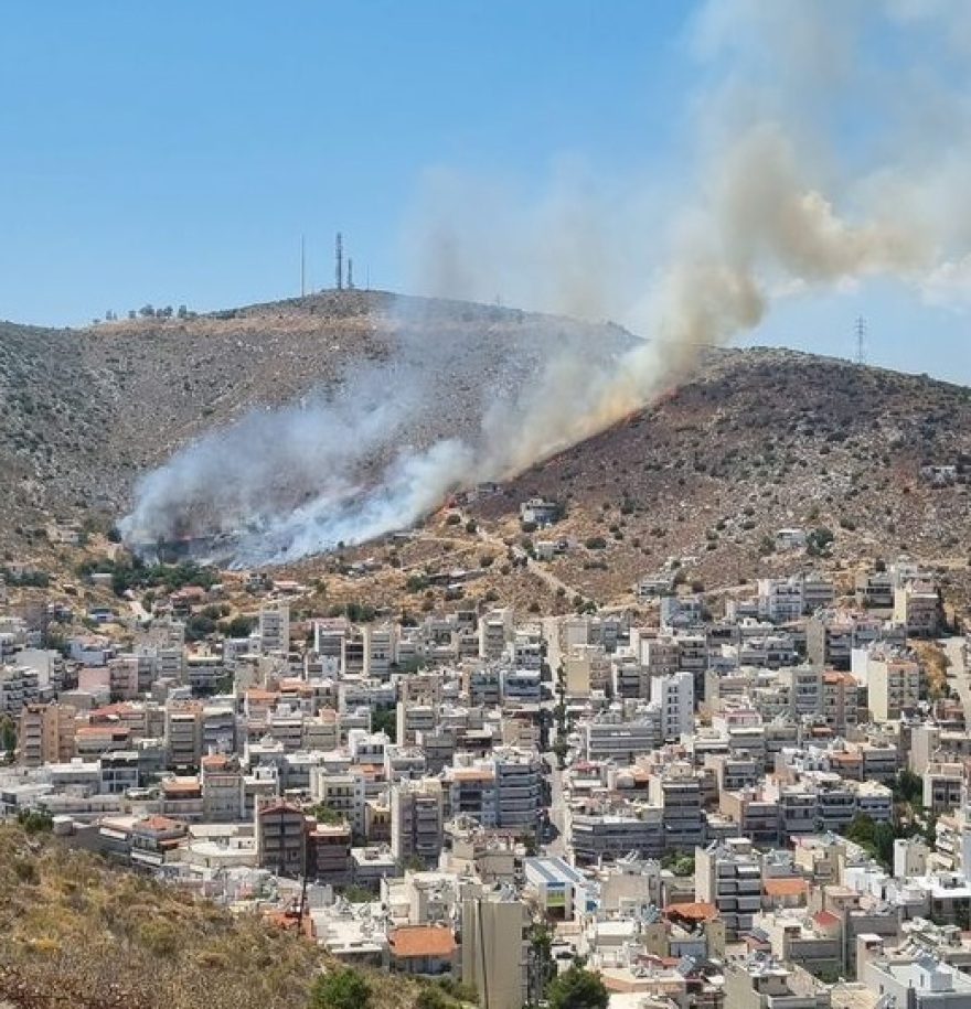 Φωτιά τώρα κοντά σε σπίτια στο Σχιστό