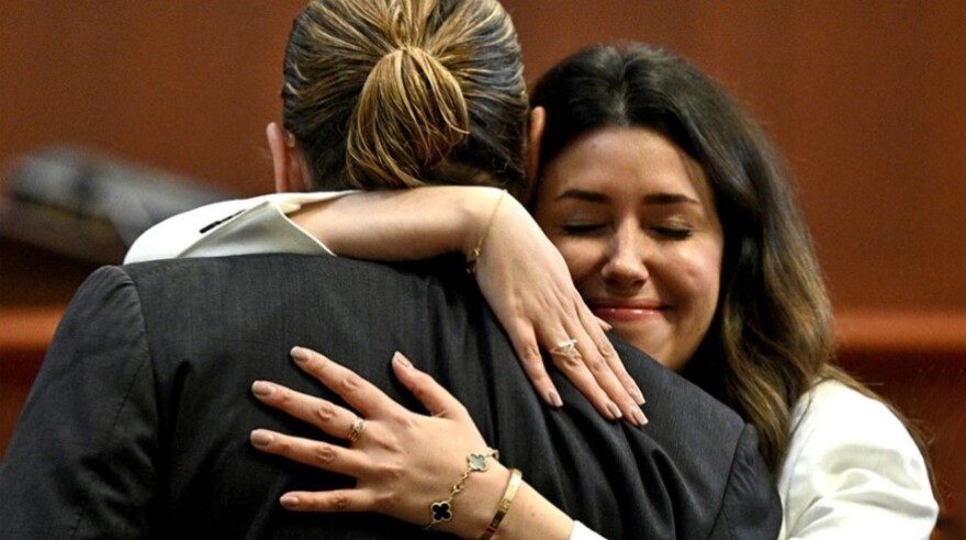 Τζόνι Ντεπ: Tα δάκρυα της Καμίλ Βάσκεζ στην ανακοίνωση της ετυμηγορίας και η σκληρή «μάχη» που έδωσε εναντίον της Άμπερ Χερντ