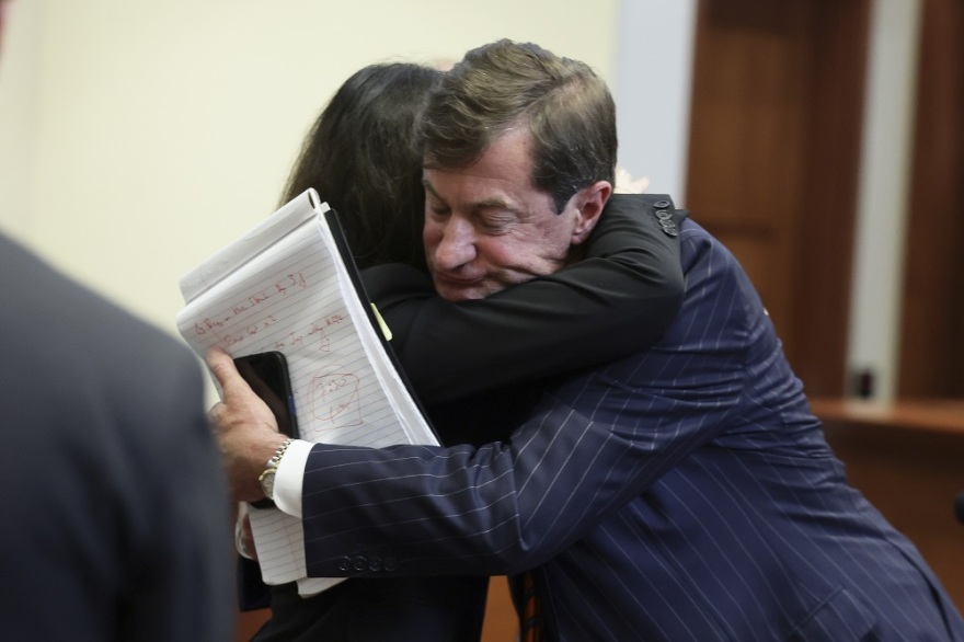 Τζόνι Ντεπ: Tα δάκρυα της Καμίλ Βάσκεζ στην ανακοίνωση της ετυμηγορίας και η σκληρή «μάχη» που έδωσε εναντίον της Άμπερ Χερντ