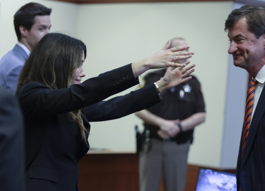 Τζόνι Ντεπ: Tα δάκρυα της Καμίλ Βάσκεζ στην ανακοίνωση της ετυμηγορίας και η σκληρή «μάχη» που έδωσε εναντίον της Άμπερ Χερντ