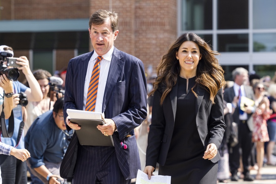 Τζόνι Ντεπ: Tα δάκρυα της Καμίλ Βάσκεζ στην ανακοίνωση της ετυμηγορίας και η σκληρή «μάχη» που έδωσε εναντίον της Άμπερ Χερντ