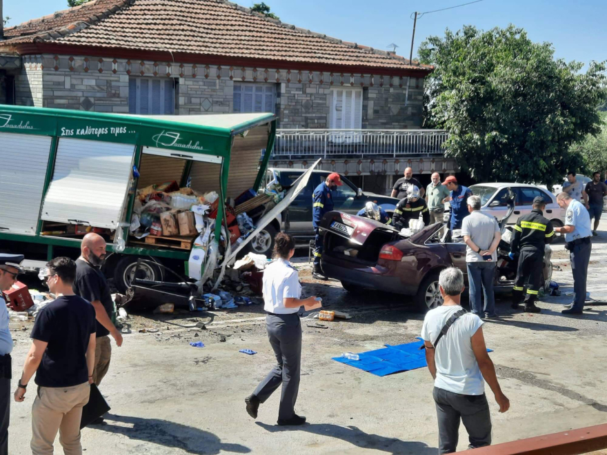 Τροχαίο με τρεις νεκρούς στην Καβάλα: Η σύγκρουση ήταν τόσο σφοδρή που το φορτηγό με τα ποτά «γύρισε» σχεδόν 180 μοίρες