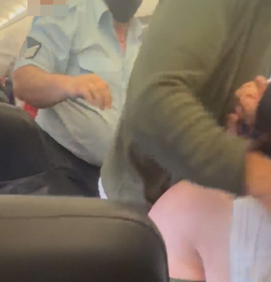 Κρήτη: Έβγαλαν σηκωτό μεθυσμένο Βρετανό από πτήση Λονδίνο-Κρήτη, επειδή... ούρησε πάνω στον αδερφό του