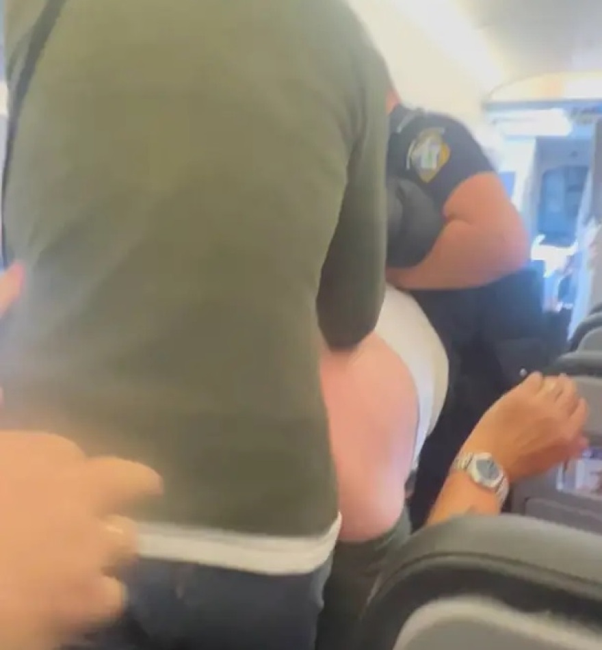 Κρήτη: Έβγαλαν σηκωτό μεθυσμένο Βρετανό από πτήση Λονδίνο-Κρήτη, επειδή... ούρησε πάνω στον αδερφό του