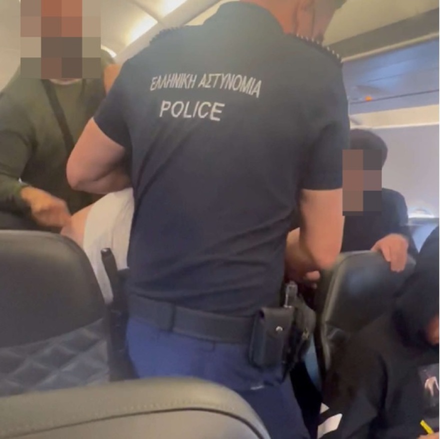 Κρήτη: Έβγαλαν σηκωτό μεθυσμένο Βρετανό από πτήση Λονδίνο-Κρήτη, επειδή... ούρησε πάνω στον αδερφό του