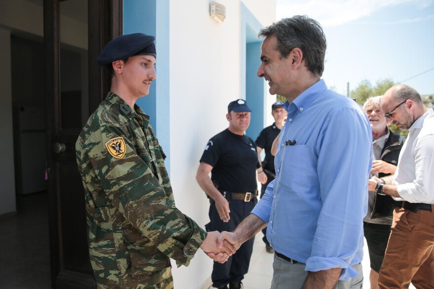 Ο Μητσοτάκης στην Ψέριμο: Είδε κατοίκους, τι είπε για την τηλεϊατρική και την Πρωτοβάθμια υγεία στα νησιά