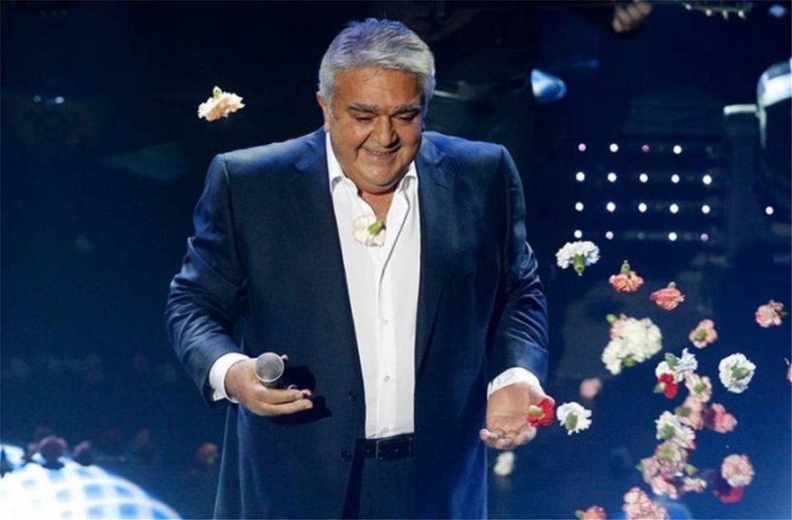 Πασχάλης Τερζής: H σπάνια εμφάνιση του τραγουδιστή - Η Γιώτα Νέγκα τον επισκέφτηκε στο σπίτι του και πόζαραν αγκαλιά