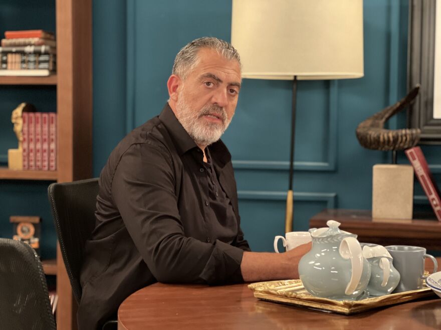 Στη «Γη της Ελιάς» η άφιξη του Δημοσθένη στην Αρεόπολη φέρνει τα πάνω κάτω