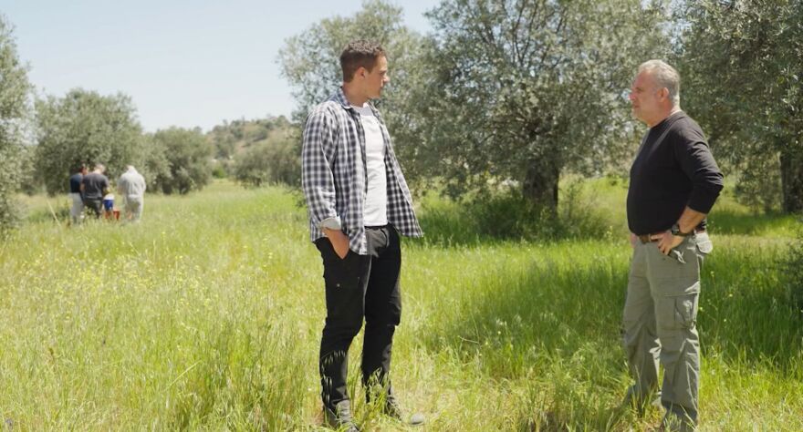 Στη «Γη της Ελιάς» η άφιξη του Δημοσθένη στην Αρεόπολη φέρνει τα πάνω κάτω