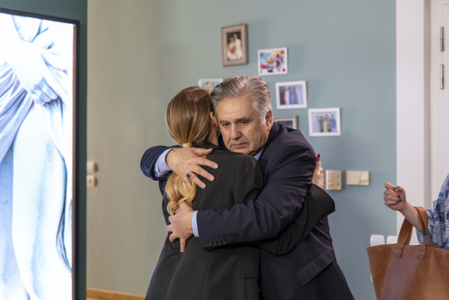 Άσε μας ρε μαμά: Ενώ η Ρωξάνη κι ο Δημήτρης ζουν τον έρωτά τους, ο Θωμάς είναι εκτός εαυτού