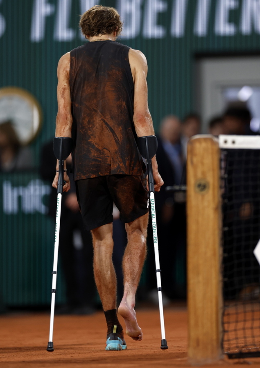 Roland Garros: Ο σοκαριστικός τραυματισμός του Ζβέρεφ στον ημιτελικό με τον Ναδάλ και η αποχώρησή του με καροτσάκι - Δείτε βίντεο 