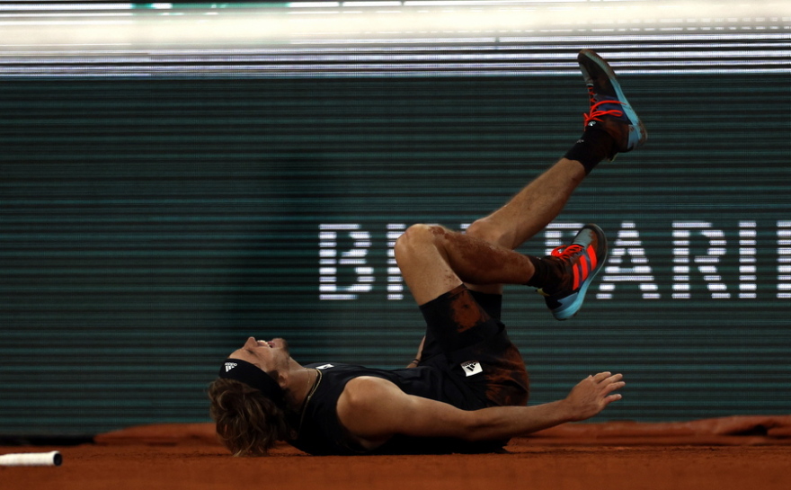 Roland Garros: Ο σοκαριστικός τραυματισμός του Ζβέρεφ στον ημιτελικό με τον Ναδάλ και η αποχώρησή του με καροτσάκι - Δείτε βίντεο 