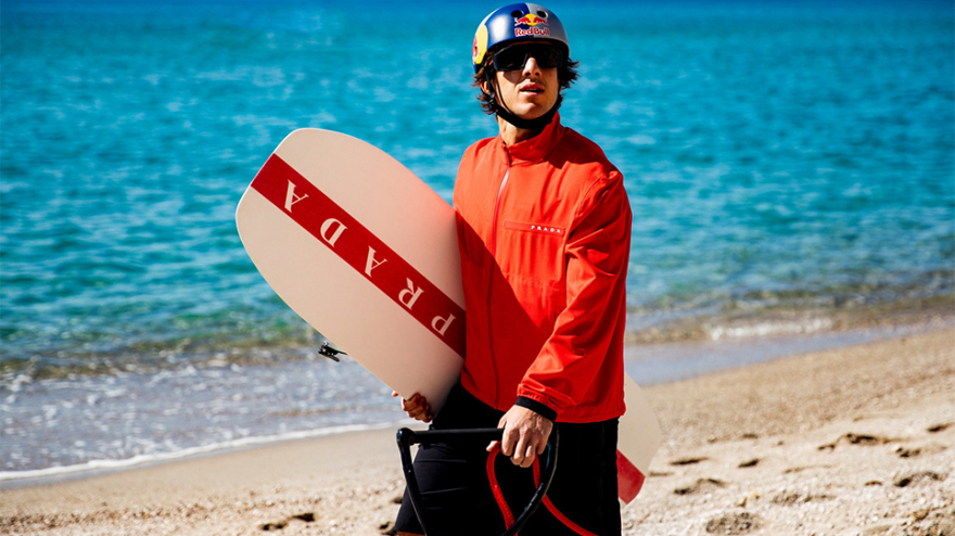 Μήλος: Εντυπωσιακό βίντεο με τα κόλπα του πρωταθλητή Νικόλα Πλυτά στο σεληνιακό τοπίο του νησιού