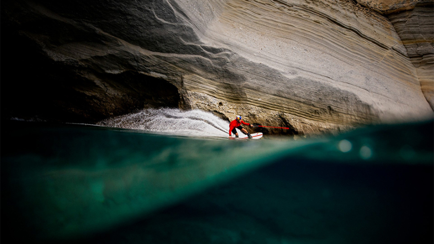 Μήλος: Εντυπωσιακό βίντεο με τα κόλπα του πρωταθλητή Νικόλα Πλυτά στο σεληνιακό τοπίο του νησιού