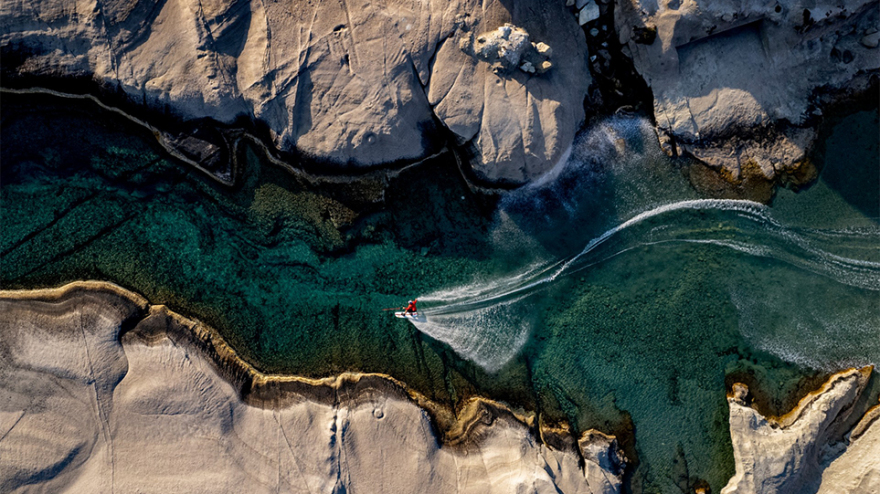 Μήλος: Εντυπωσιακό βίντεο με τα κόλπα του πρωταθλητή Νικόλα Πλυτά στο σεληνιακό τοπίο του νησιού