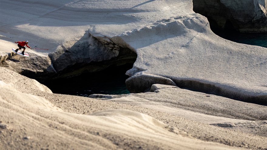 Μήλος: Εντυπωσιακό βίντεο με τα κόλπα του πρωταθλητή Νικόλα Πλυτά στο σεληνιακό τοπίο του νησιού