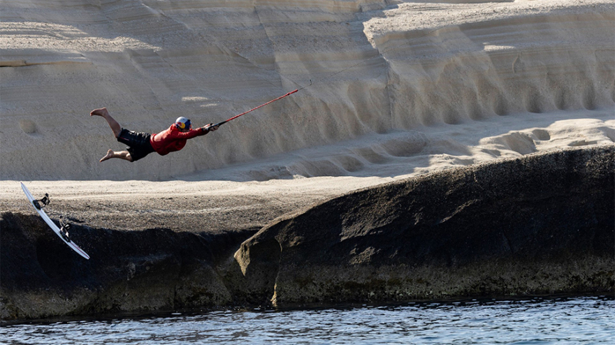 Μήλος: Εντυπωσιακό βίντεο με τα κόλπα του πρωταθλητή Νικόλα Πλυτά στο σεληνιακό τοπίο του νησιού